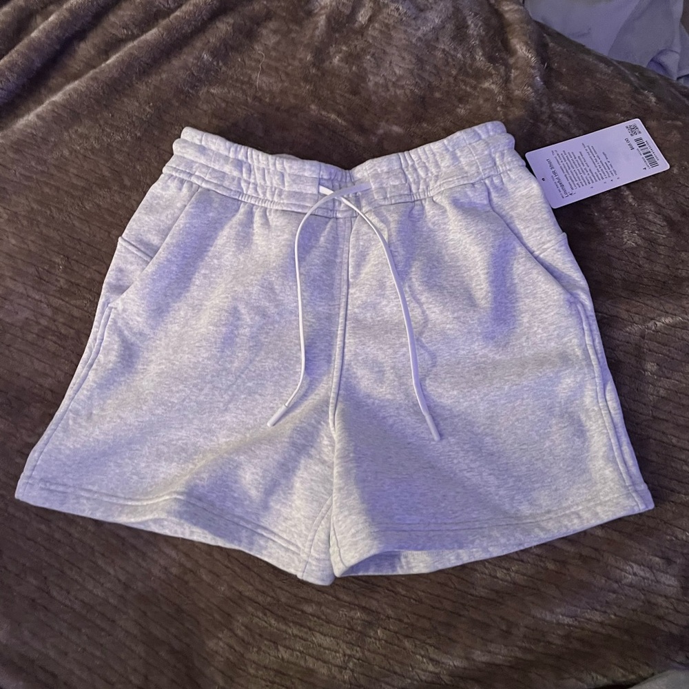 Lululemon Loungeful HR 4” Short size 4 NWT